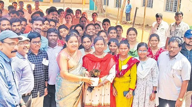ఇవేమైనా వలంటీర్‌ ఉద్యోగాలా.. తీసేయడానికి?!