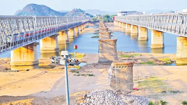 బ్రిటిష్‌ కాలంనాటి బ్రిడ్జికి బైబై!