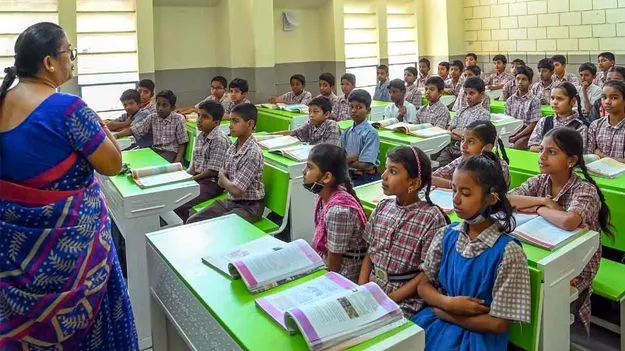 స్కూళ్ల తగ్గింపు ప్రభుత్వ విద్యకు మరణ శాసనం 