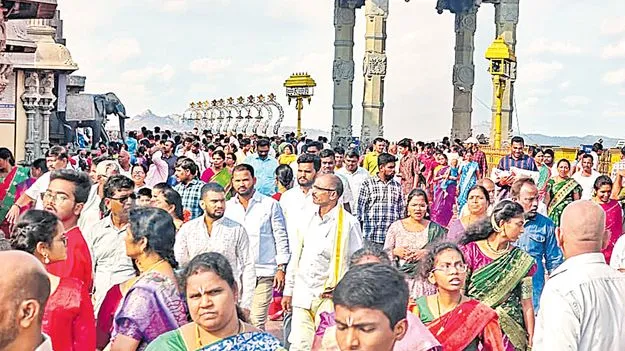 యాదగిరిగుట్టలో భక్తుల రద్దీ