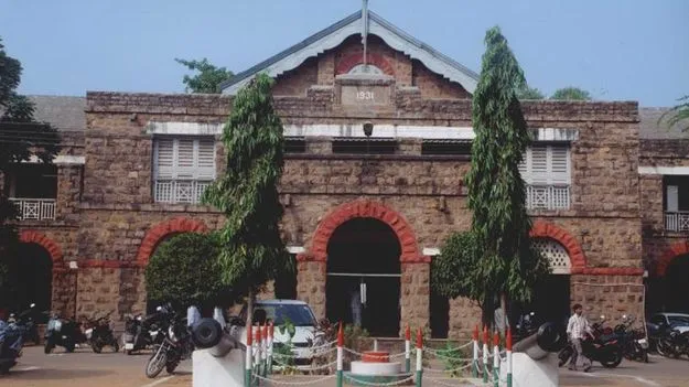 కోర్టు హాలులో మహిళ హల్‌చల్‌!