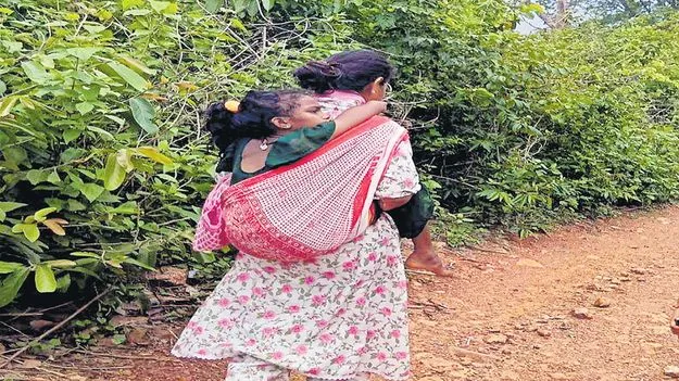 విద్యార్థినిని వీపున కట్టుకుని..!