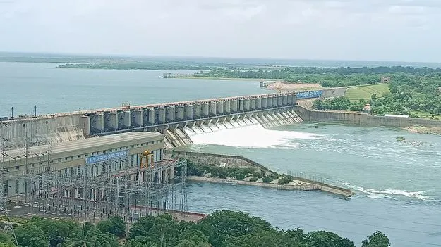 ఆలమట్టిలోకి నిలకడగా వరద