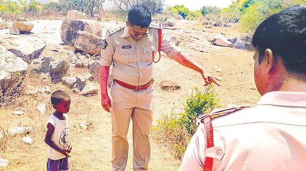 కొడుకు కళ్ల ముందే కర్రలు, రాళ్లతో కొట్టి తండ్రిని చంపేశారు!