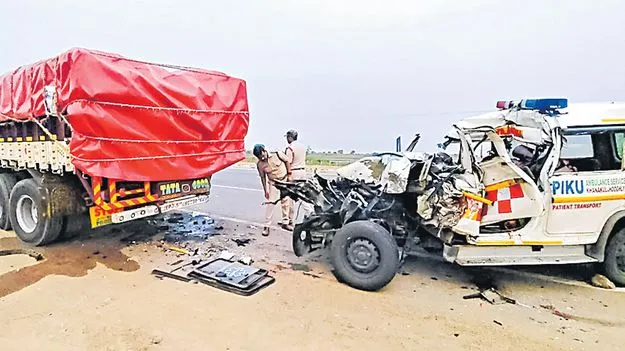 అంబులెన్స్‌ డ్రైవర్‌ నిద్రమత్తుకు నలుగురి ప్రాణాలు బలి