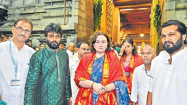 శ్రీవారిని దర్శించుకున్న డిప్యూటీ సీఎం సతీమణి