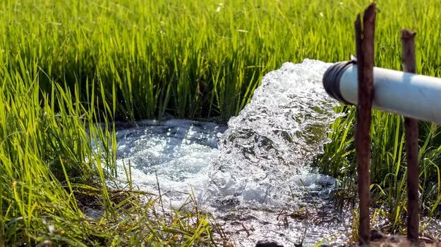 పొలం చెంతకు పైప్‌ లైన్లతో నీరు