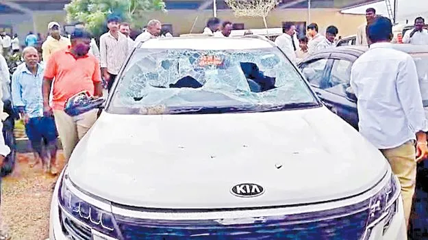 నిశ్చితార్థ వేడుకలో టీడీపీ, వైసీపీ వర్గీయుల ఘర్షణ