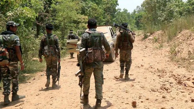 కూలీల వేషంలో ఉన్న నలుగురు నక్సల్స్‌ అరెస్ట్‌ 