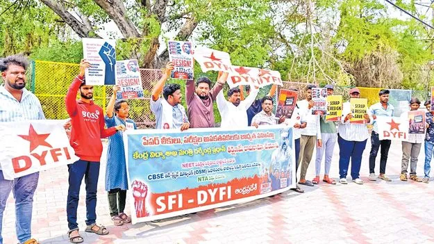 కేంద్రమంత్రి రాజీనామా చేయాలి