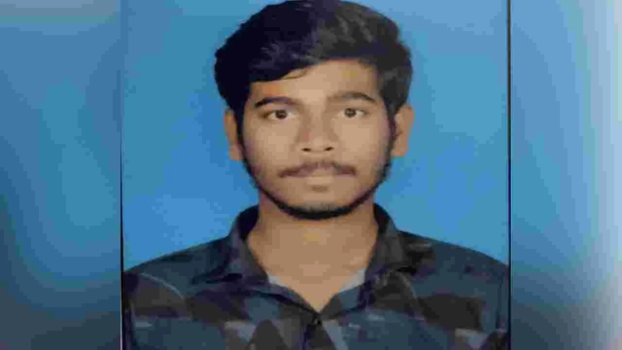 5 వేలు కడితేనే హాల్‌టికెట్‌ ఇస్తానన్న కళాశాల ఏవో