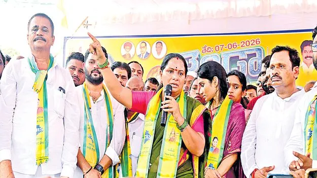 హామీలు అమలు చేయకుంటే రాళ్లతో కొట్టండి