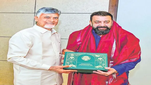 సినీ, వినోద రంగాల్లో పెట్టుబడులు పెట్టండి