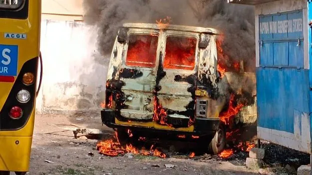 రోడ్డుపైనే వాహనం బుగ్గి..!