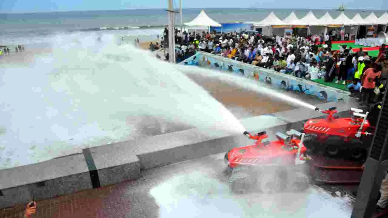 మంటలార్పే రోబోలు.. అంతకంటే వేగంగా డ్రోన్‌లు!