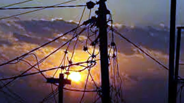 విద్యుత్‌ సరఫరా అవుతున్నా పోల్‌ ఎక్కించిన లైన్‌మన్‌