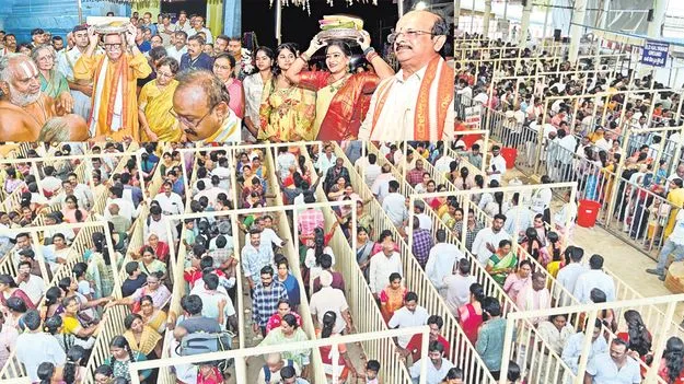 వైభవంగా సింహాచలేశుని చందనోత్సవం