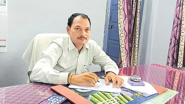 వైసీపీ నేతలకు భూ సంతర్పణ
