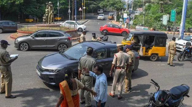 ఆర్‌సీ, డీఎల్‌ కార్డుల జారీ ఇంకెన్నేళ్లకు?