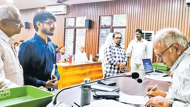 నా తల్లిదండ్రులకు రక్షణ కల్పించండి