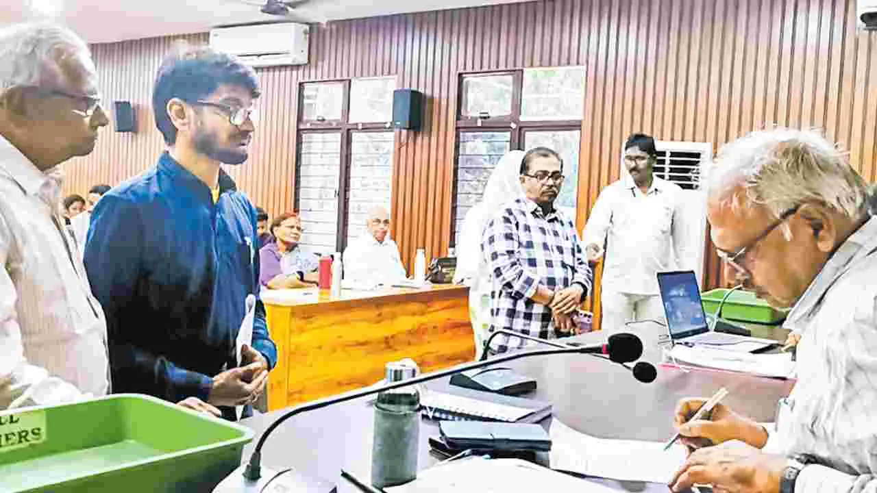నా తల్లిదండ్రులకు రక్షణ కల్పించండి
