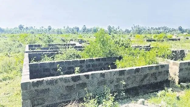 పేదల ఇళ్ల పేరిట..  వైసీపీ నేత తోపుదుర్తి మోసం!