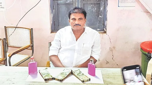 భూమి మ్యుటేషన్‌కు లక్షన్నర డిమాండ్‌