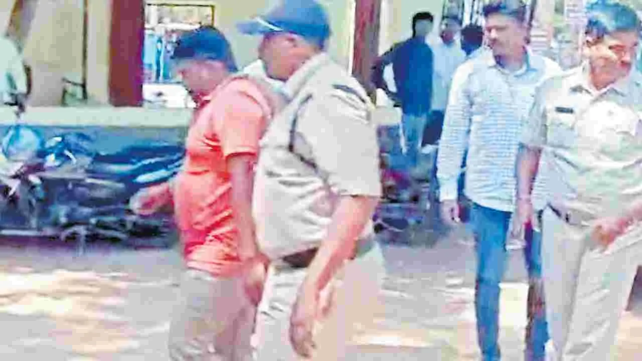 కారును చేజ్‌ చేసి.. రైతును విడిపించి!
