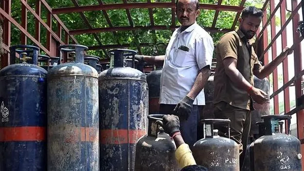 ఎల్‌పీజీ జీఎస్టీని 5 శాతానికి తగ్గించండి