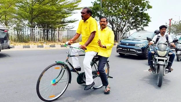 రైలెక్కి.. సైకిల్‌ తొక్కి.. ఎలక్ర్టిక్‌ బైక్‌పై..