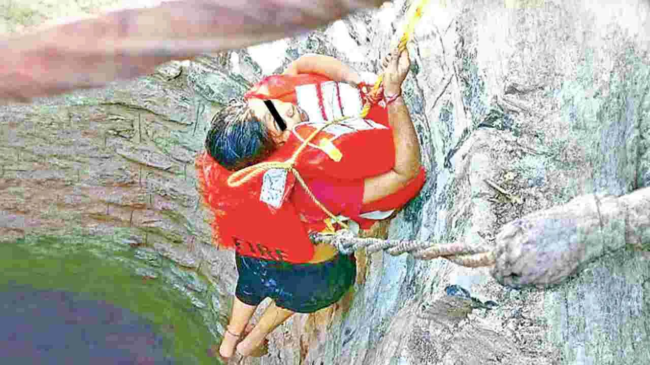 స్నానం చేయమన్నందుకు మనస్తాపం.. బావిలో దూకిన బాలిక