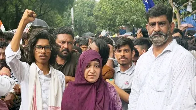 పోలీసులపై దాడి.. పచ్చి అబద్ధం
