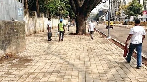 పాదచారులకు సౌకర్యంగా ఫుట్‌పాత్‌లు