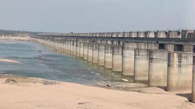కాళేశ్వరం ఆనకట్టలు వినియోగంలోకి తేవాలి 