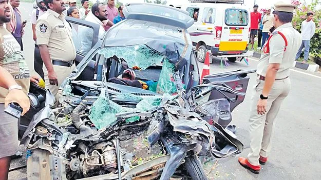 రక్తమోడిన రహదారులు