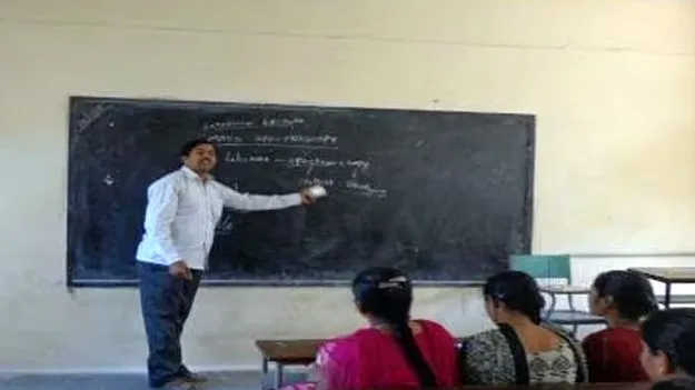 కాంట్రాక్టు డిగ్రీ లెక్చరర్ల సేవలు రెన్యువల్‌