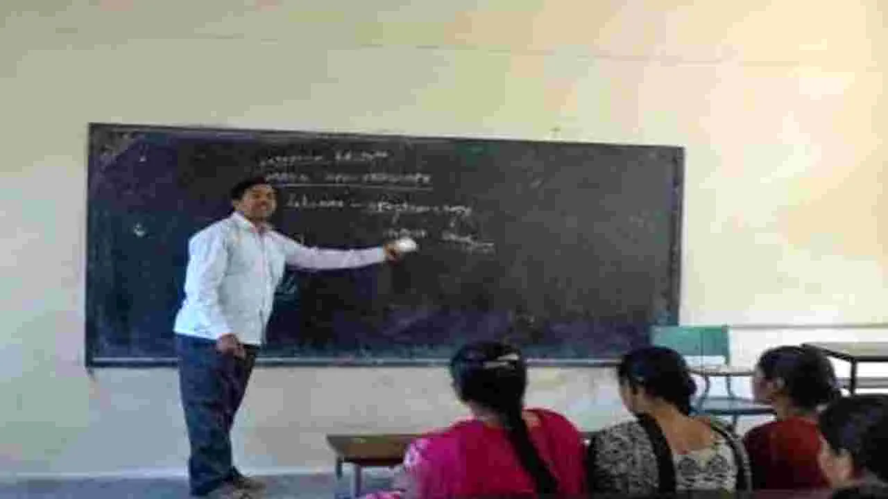 కాంట్రాక్టు డిగ్రీ లెక్చరర్ల సేవలు రెన్యువల్‌
