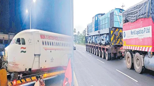 రోడ్డుపై విమానం... లారీపై రైలింజన్‌