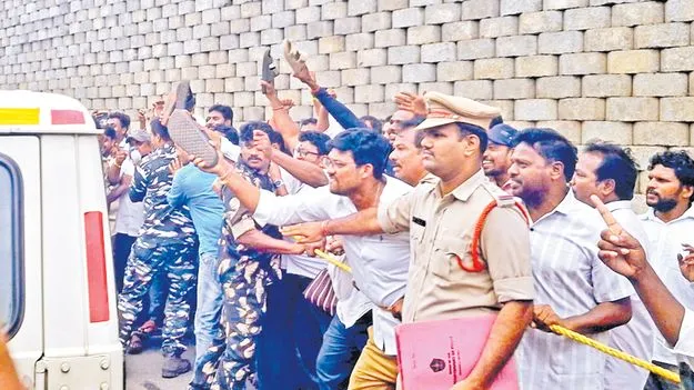ప్రశ్న రావణ్‌ అరెస్టు