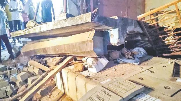 కుప్పకూలిన శ్లాబు 