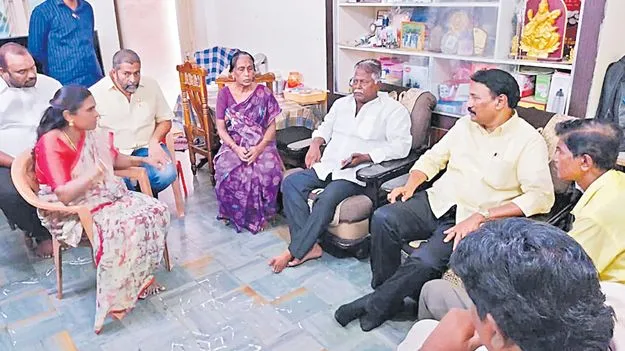 సాయికృష్ణ కుటుంబ సభ్యులకు అండగా నిలబడతాం