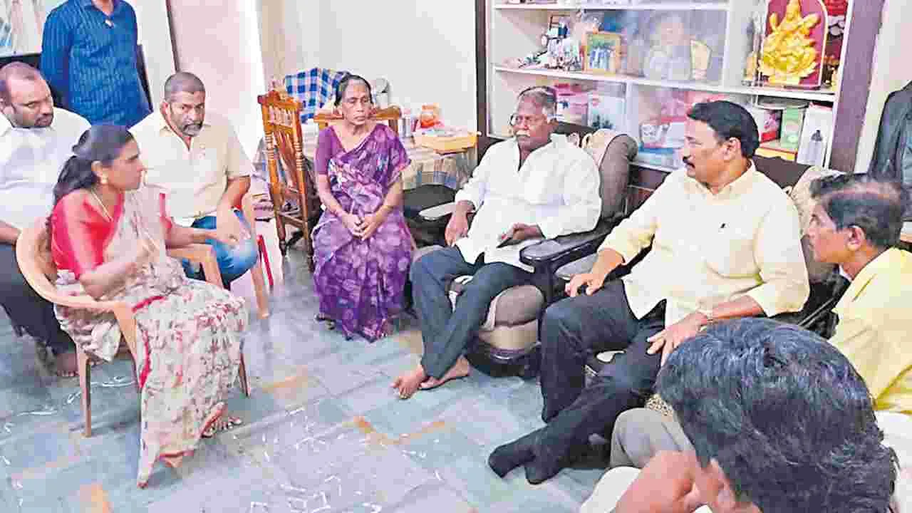 సాయికృష్ణ కుటుంబ సభ్యులకు అండగా నిలబడతాం