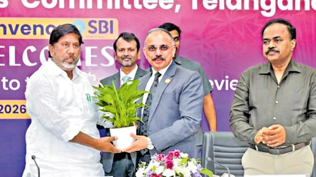 బ్యాంకులే రైతుల వద్దకు వెళ్లాలి