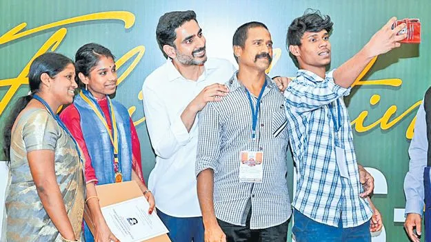 టాపర్లే బ్రాండ్‌ అంబాసిడర్లు!