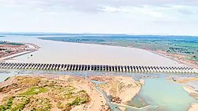 బ్యారేజీల్లో నీళ్లు నింపాలా? వద్దా?