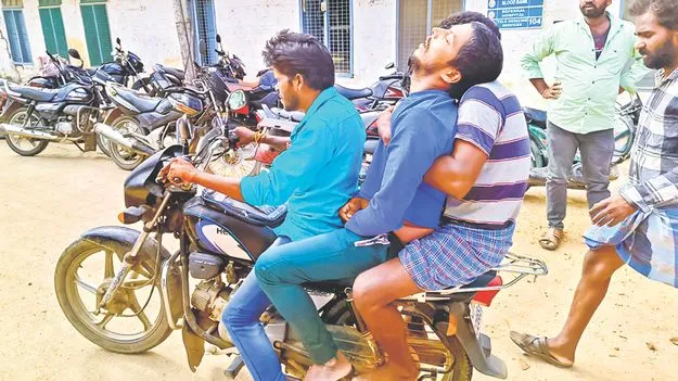 బైకుపైనే మృతదేహం తీసుకెళ్లి..