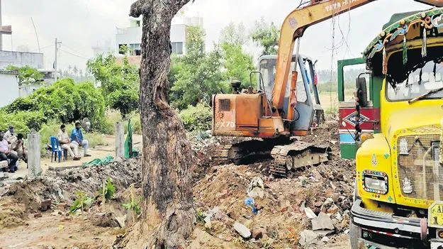 పెదపేట వివాదాస్పద ఆలయం కూల్చివేత 