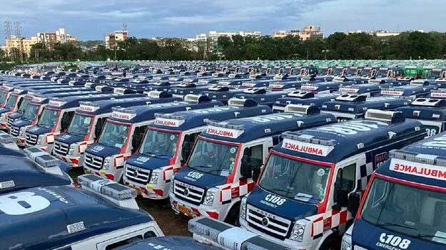 జిల్లా కోర్టుల వద్ద అంబులెన్స్‌లు 