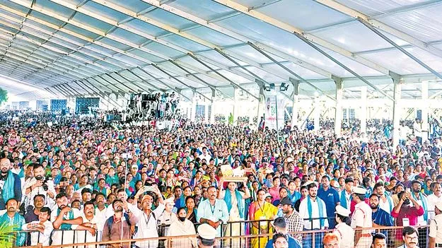 భారీగా తరలివచ్చిన రైతులు 