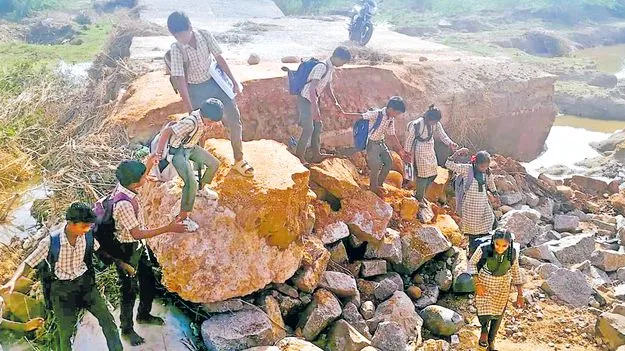 ట్రెక్కింగ్‌కి కాదు.. బడికి!